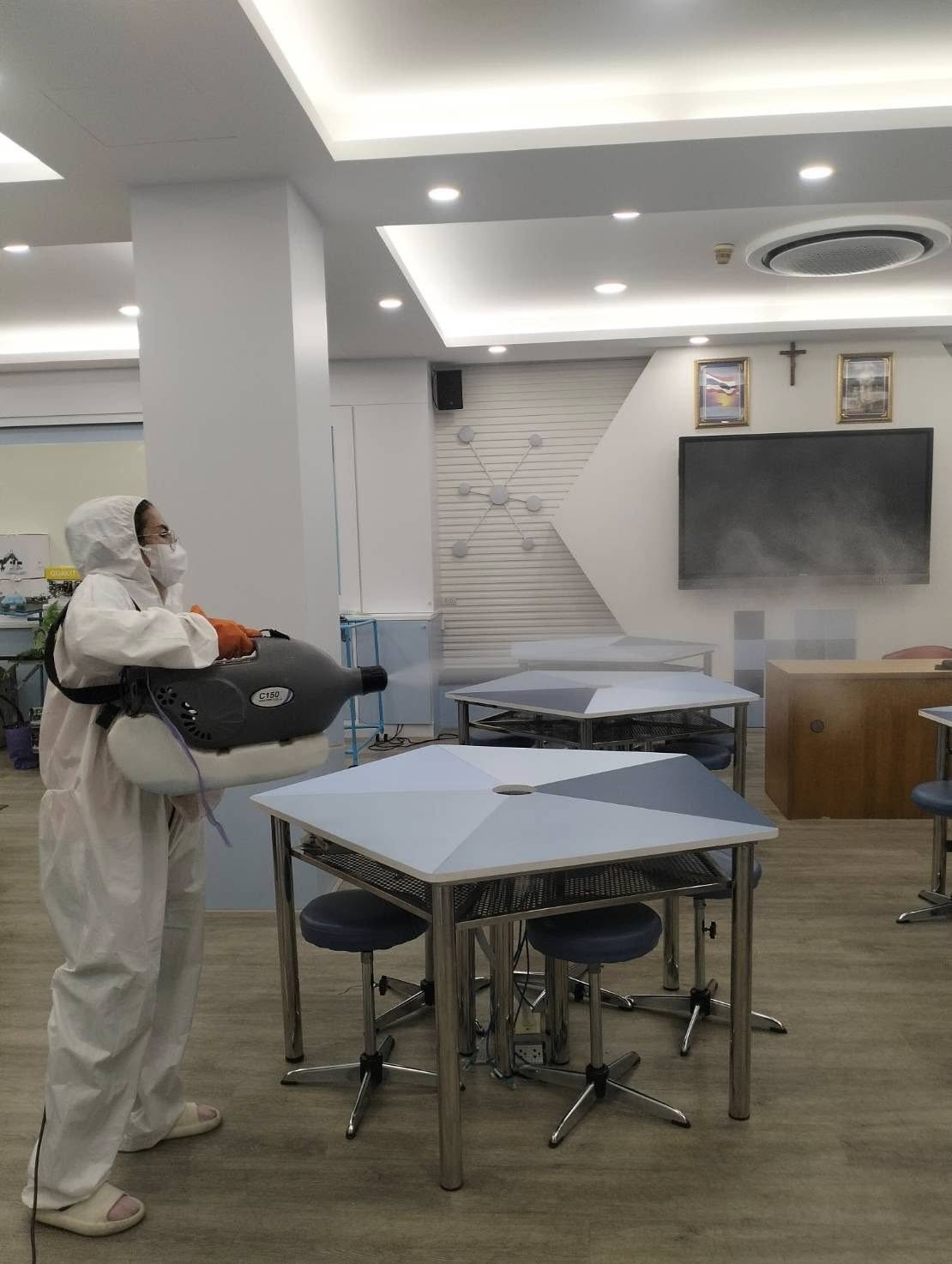 โรงเรียนอัสสัมชัญสมุทรปราการ ได้ดำเนินการทำความสะอาดและพ่นน้ำยาฆ่าเชื้อ ห้องเรียน ห้องปฏิบัติการณ์ และพื้นที่ต่างๆในบริเวณโรงเรียน เพื่อเตรียมพร้อมสำหรับการจัดการเรียนการสอน