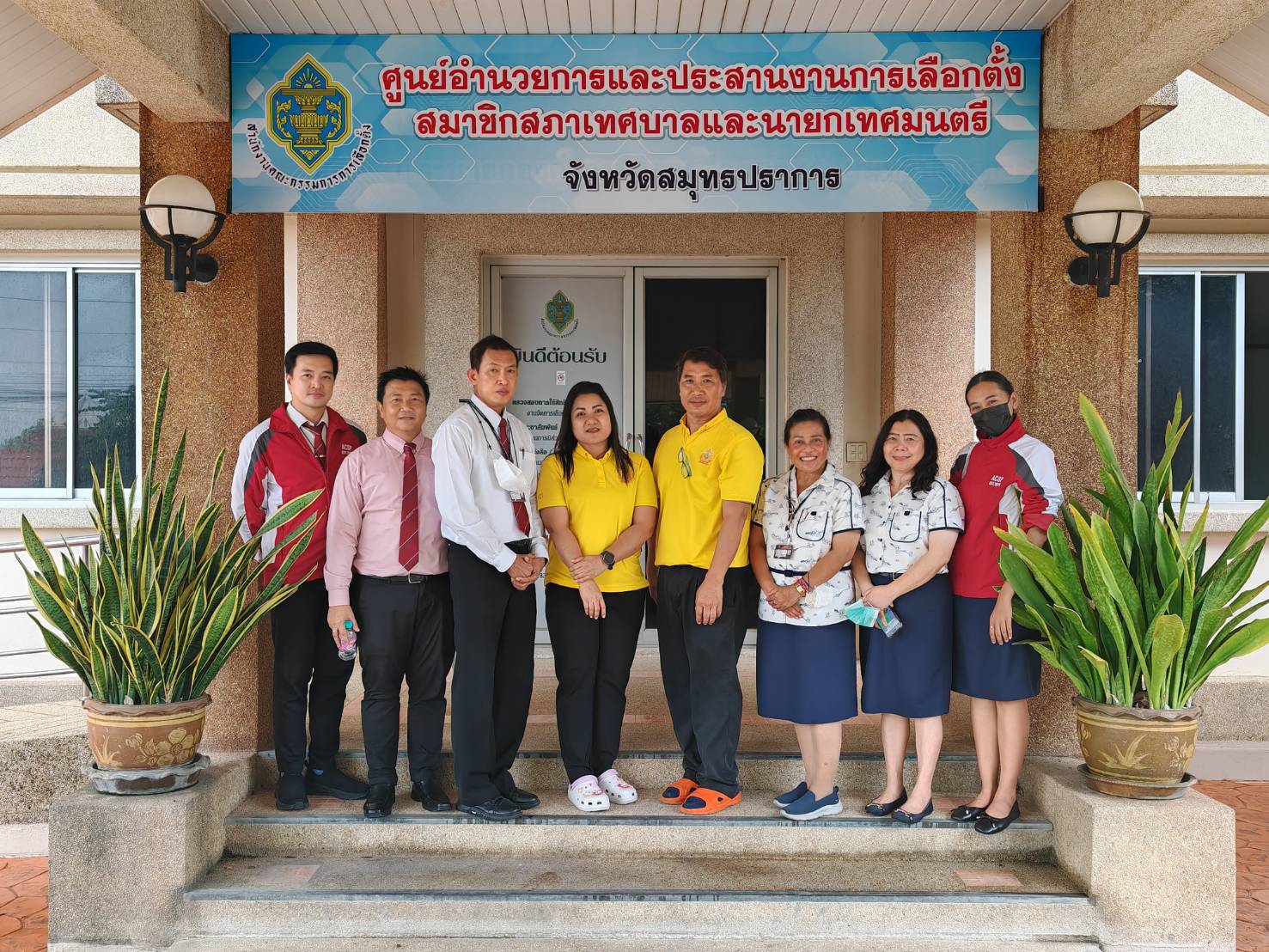 มิสศิริวรรณ หยูทองคำ หัวหน้าฝ่ายปกครอง และคณะกรรมการ งานส่งเสริมประชาธิปไตย เข้าพบผู้อำนวยการสำนักงานคณะกรรมการการเลือกตั้งประจำจังหวัดสมุทรปราการ เพื่อขออนุญาตใช้งานเครื่องลงคะแนนเลือกตั้งอิเล็กทรอนิคส์ (EVM)