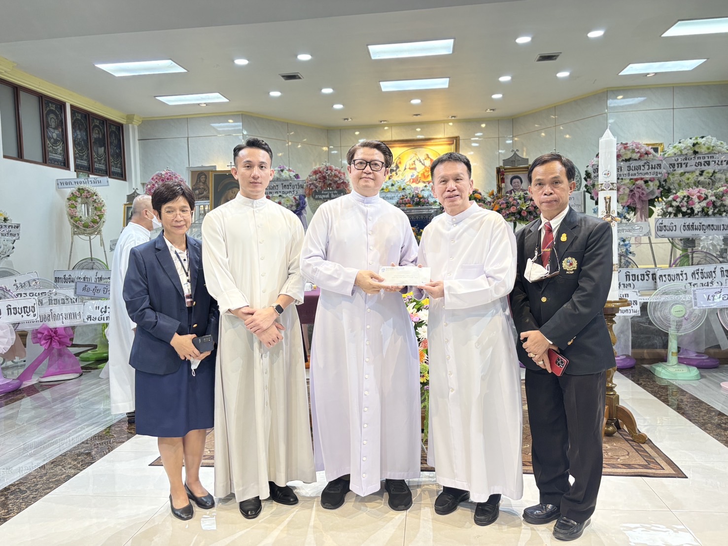 ภราดา ดร.มณฑล ประทุมราช ผู้อำนวยการ และภราดาภานุวัฒน์ เหมือนทับ รองผู้อำนวยการ ร่วมด้วยตัวแทนที่ปรึกษาผู้อำนวยการ เข้าร่วมวจนพิธีกรรมอุทิศแด่ผู้ล่วงลับ ให้กับ โรมูลา ประสาน กิจบำรุง มารดาของคุณพ่อธีระ กิจบำรุง