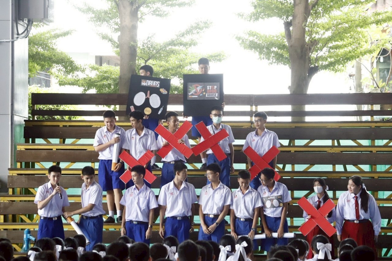บรรยากาศการเข้าร่วมกิจกรรม Morning Assembly ของนักเรียนชั้นมัธยมศึกษาปีที่ 4 โดยนักเรียนได้รับความรู้เรื่องวันต่อต้านยาเสพติดสากล