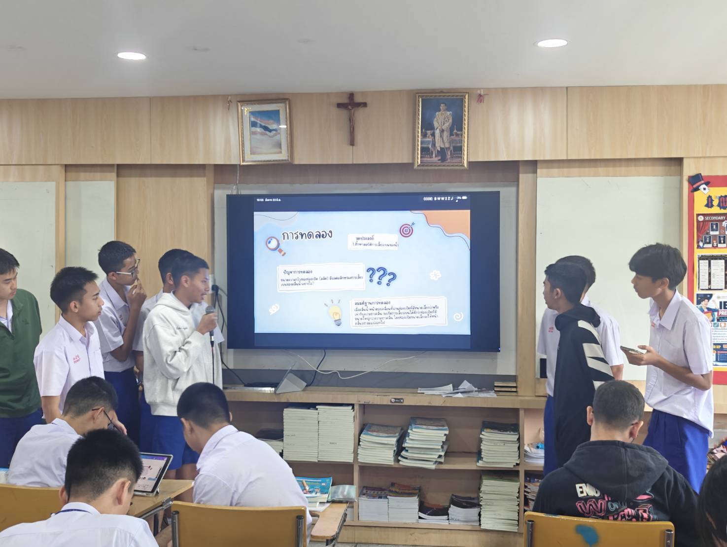 🔬 [ACSP NEWS] เมื่อห้องเรียนฟิสิกส์ไม่ใช่แค่ในตำรา! ม.5 สวมบทนักวิทย์รุ่นเยาว์ ท้าพิสูจน์ "สมบัติของคลื่น" ด้วยชุดทดลองสร้างเอง 🌊
จะเรียนฟิสิกส์ให้เข้าใจ มันต้องเห็นให้เห็นจริง! พาไปดูบรรยากาศการเรียนการสอนสุดสร้างสรรค์ในรายวิชาฟิสิกส์ ระดับชั้นมัธยมศึกษาปีที่ 5 โรงเรียนอัสสัมชัญสมุทรปราการ