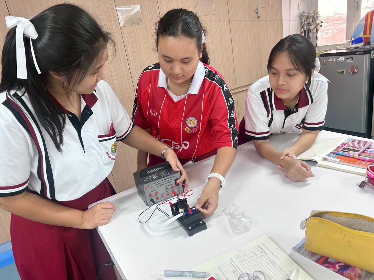 บรรยากาศการเรียนการสอนในห้องปฏิบัติการฟิสิกส์ของนักเรียนชั้นมัธยมศึกษาปีที่ 4