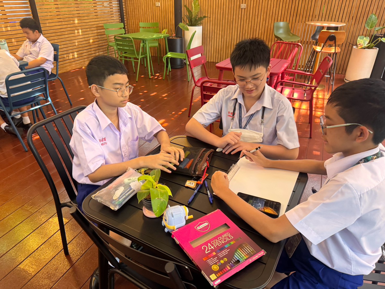 การเรียนการสอนวิชาคณิตศาสตร์ ระดับชั้นมัธยมศึกษาปีที่ 2 
ได้จัดกิจกรรม Shape Around Us ภายใต้หน่วยการเรียนรู้ เรื่อง ปริซึมและทรงกระบอก เพื่อส่งเสริมให้นักเรียนได้เชื่อมโยงความรู้ทางคณิตศาสตร์กับสิ่งของที่พบเห็นในชีวิตประจำวัน