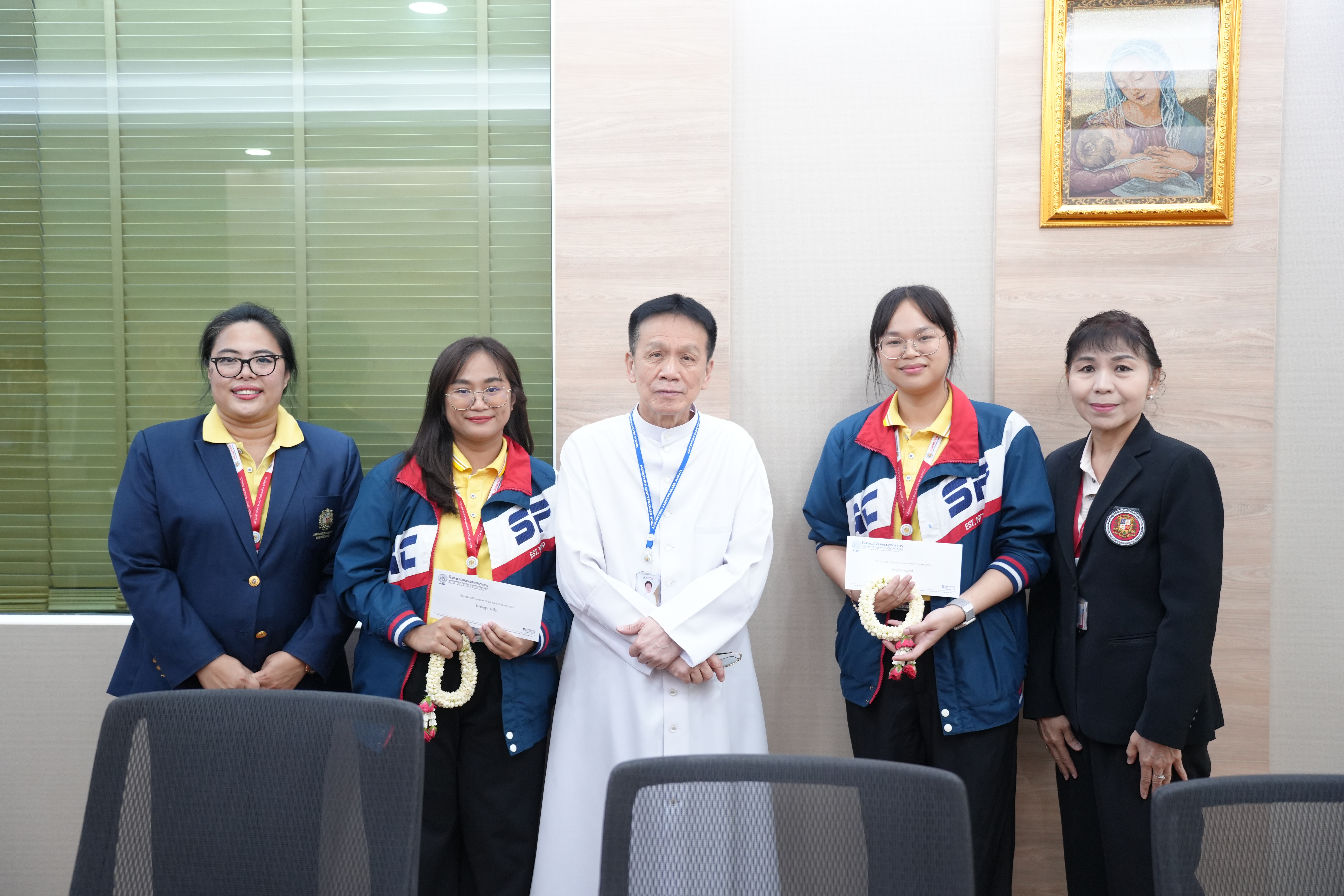 ฝ่ายวิชาการนำคณะครูเข้าพบท่านผู้อำนวยการ รับฟังโอวาทก่อนเดินทางศึกษาดูงาน ณ ประเทศสิงคโปร์