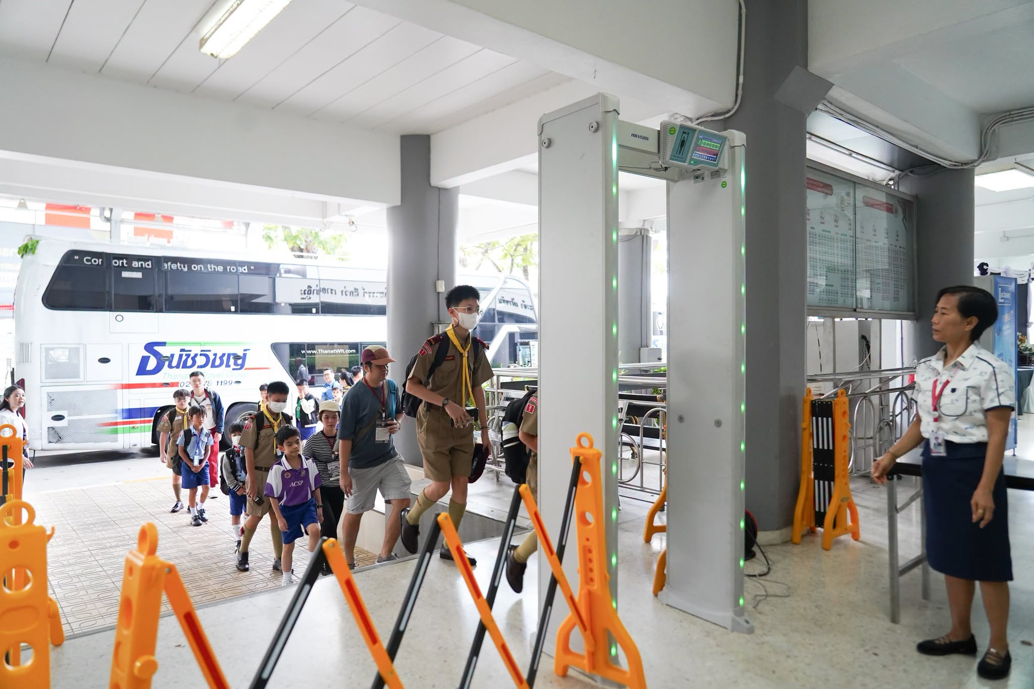 โรงเรียนอัสสัมชัญสมุทรปราการ เริ่มเปิดใช้เครื่องตรวจโลหะ แบบ Walk through Metal Detector บริเวณทางเข้าอาคารมงฟอร์ต